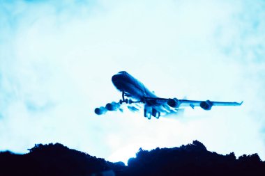 Mavi arka planı dumanlı oyuncak uçakla savaş sahnesi