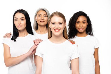 Beyaz tişörtlü mutlu çok kültürlü kadınlar beyaz tişörtlü kameraya bakıyor. 