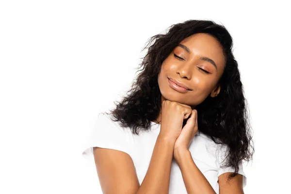 Glücklich Afrikanisch Amerikanische Frau Mit Geschlossenen Augen Isoliert Auf Weiß — Stockfoto