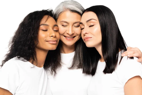 Fröhliche Multikulturelle Frauen Mit Geschlossenen Augen Isoliert Auf Weiß — Stockfoto