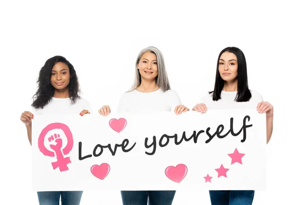 Mulheres Multiculturais Felizes Segurando Cartaz Com Amor Lettering Isolado Branco — Fotografia de Stock