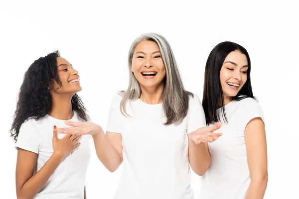 Emocjonalne Wielokulturowe Kobiety Uśmiechające Się Samotnie Białym — Zdjęcie stockowe