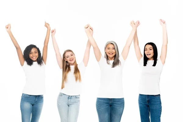 白い頭の上に手を置いて立つデニムジーンズの幸せな多文化女性 — ストック写真