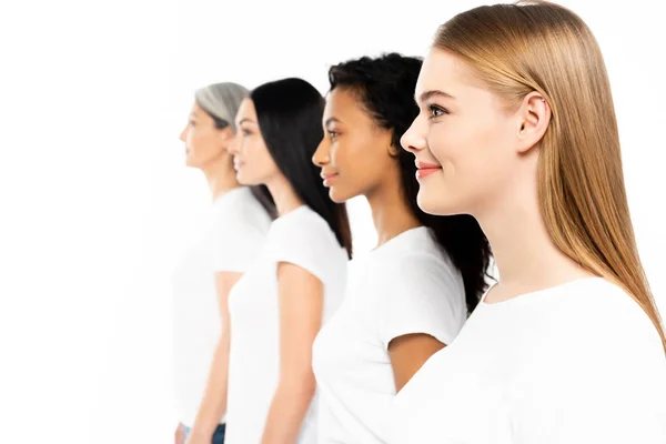 Vista Lateral Mujeres Multiculturales Felices Camisetas Blancas Aisladas Blanco — Foto de Stock