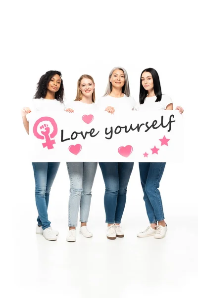 Счастливые Мультикультурные Женщины Джинсах Джинсах Держа Плакат Любовью Себя Буквы — стоковое фото