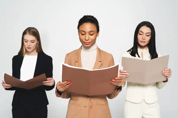 Multiculturele Zakenvrouwen Met Mappen Geïsoleerd Wit — Stockfoto