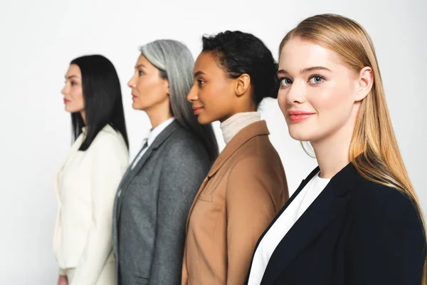 Foco Seletivo Quatro Mulheres Negócios Atraentes Multiculturais Isoladas Branco — Fotografia de Stock