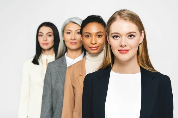 Foco Seletivo Quatro Mulheres Negócios Sorridentes Multiculturais Isoladas Branco — Fotografia de Stock