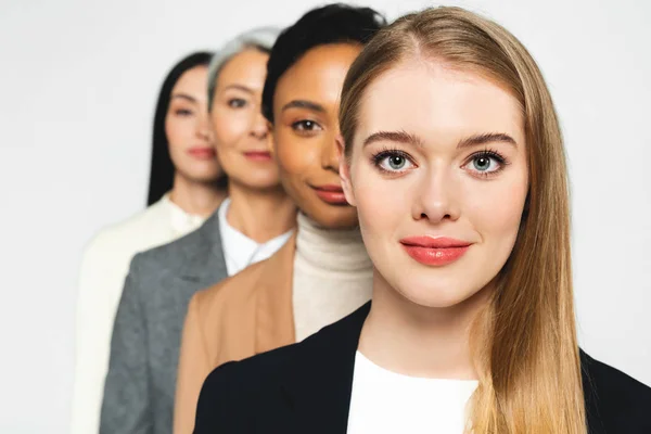 Foco Seletivo Quatro Mulheres Negócios Atraentes Multiculturais Olhando Para Câmera — Fotografia de Stock