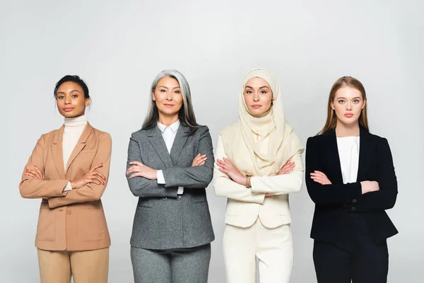 Hermosas Mujeres Multiculturales Pie Con Los Brazos Cruzados Aislados Blanco — Foto de Stock