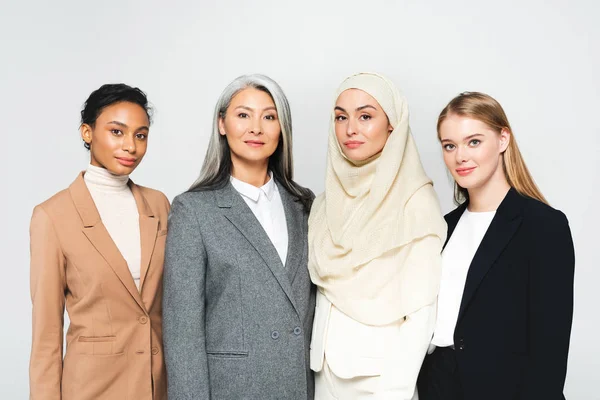 Mooie Multiculturele Zakenvrouwen Zoek Naar Camera Geïsoleerd Wit — Stockfoto