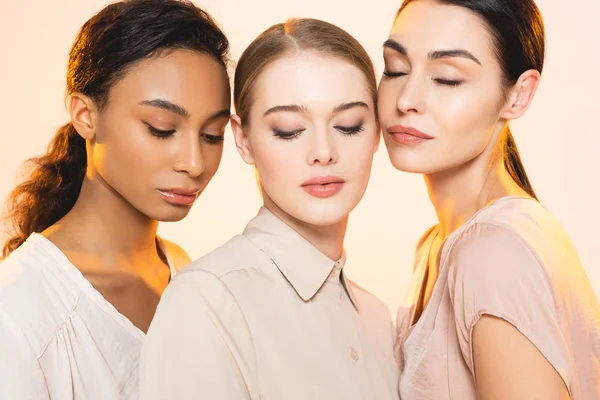 Tres Hermosas Mujeres Multiculturales Con Los Ojos Cerrados Aislados Beige — Foto de Stock