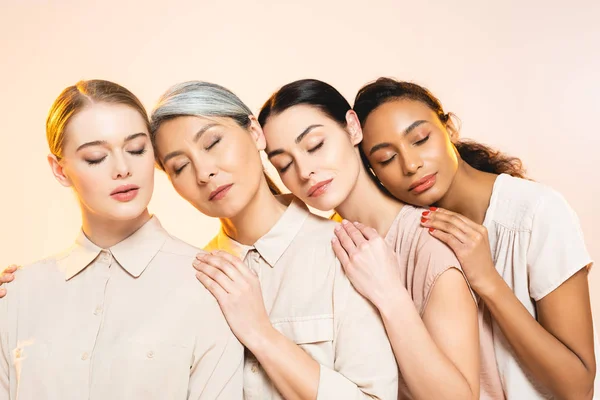 Belles Femmes Multiculturelles Aux Yeux Fermés Isolées Sur Beige — Photo