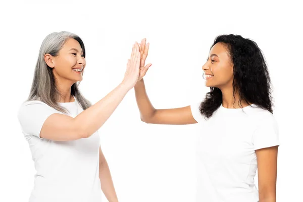 Felice Afro Americano Asiatico Donne Dando Alto Cinque Isolato Bianco — Foto Stock