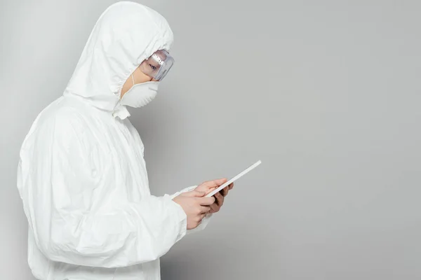 Side View Asian Epidemiologist Hazmat Suit Respirator Mask Using Digital — Stock Photo, Image