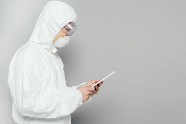 Vista Laterale Epidemiologo Asiatico Tuta Hazmat Maschera Respiratore Utilizzando Tablet — Foto Stock