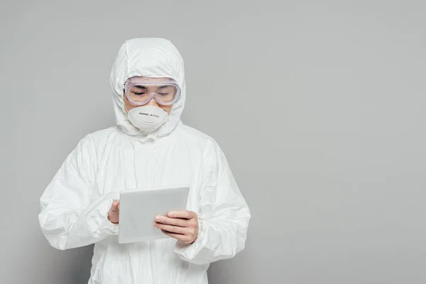 Aziatische Epidemioloog Hazmat Pak Masker Met Behulp Van Digitale Tablet — Stockfoto