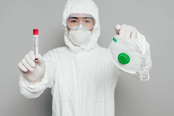 Épidémiologiste Asiatique Combinaison Hazmat Regardant Caméra Tout Tenant Masque Respirateur — Photo