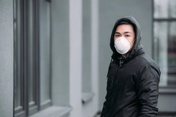 Jong Aziatische Man Respirator Masker Kijken Naar Camera Terwijl Staan — Stockfoto