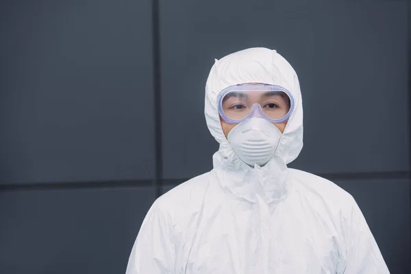 Asian Epidemiologist Hazmat Suit Respirator Mask Looking Away While Standing — Stockfoto