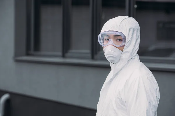 Asiatischer Epidemiologe Warnanzug Und Atemschutzmaske Blickt Auf Der Straße Die — Stockfoto