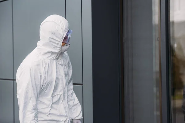 Épidémiologiste Costume Hazmat Debout Extérieur Regardant Dans Fenêtre Bâtiment — Photo
