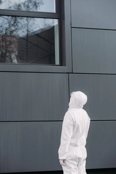 Вид Ззаду Епідеміолога Костюмі Туманом Стоїть Надворі Дивиться Вікно Будівлі — стокове фото