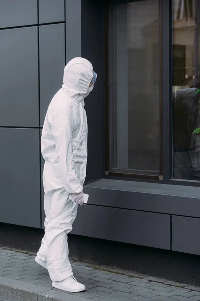 Epidemiologe Warnanzug Steht Auf Der Straße Und Schaut Fenster Des — Stockfoto