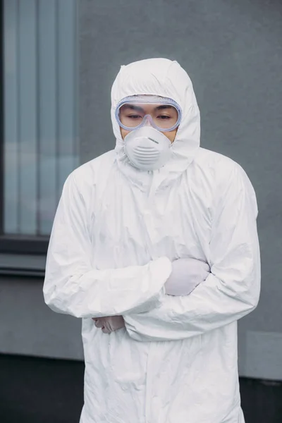 Aziatische Epidemioloog Hazmat Pak Masker Staan Met Gekruiste Armen Terwijl — Stockfoto