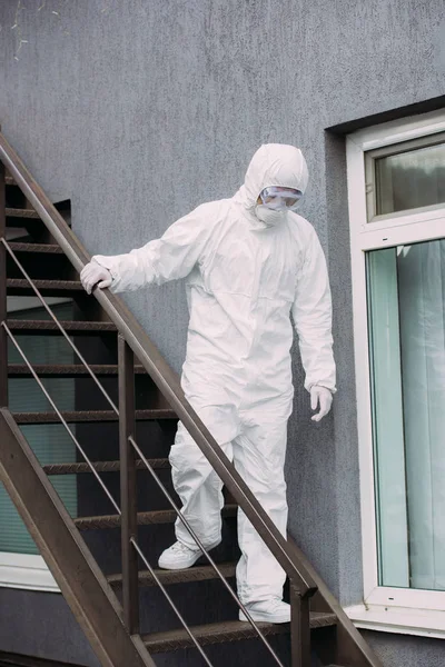 Asian Epidemiologist Hazmat Suit Respirator Mask Walking Downstairs Building — Stock Photo, Image