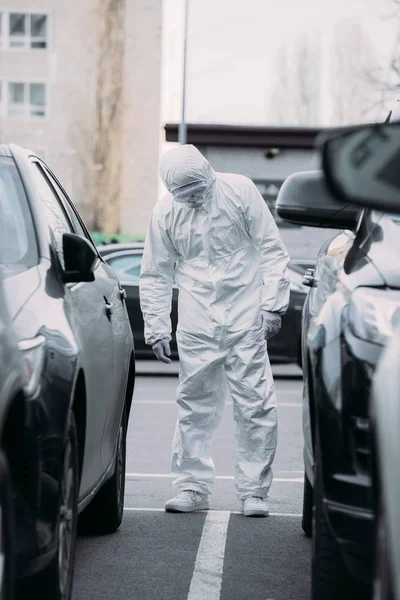 Selective Focus Asian Epidemiologist Hazmat Suit Respirator Mask Inspecting Vehicles — Stock Photo, Image