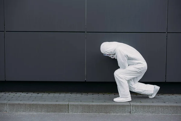Asian Epidemiologist Hazmat Suit Leaning Wall While Suffering Symptomatic Abdominal — Stockfoto