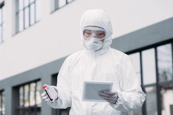 Aziatische Epidemioloog Hazmat Pak Masker Met Behulp Van Digitale Tablet — Gratis stockfoto