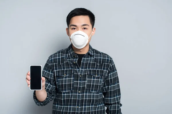 Pemuda Asia Bertopeng Respirator Menunjukkan Smartphone Dengan Layar Kosong Dan — Stok Foto