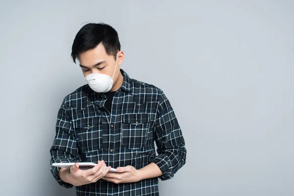 Jovem Asiático Homem Respirador Máscara Usando Digital Tablet Cinza Fundo — Fotografia de Stock