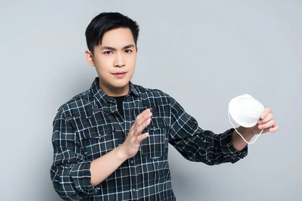 Junger Asiatischer Mann Zeigt Abfall Geste Während Atemschutzmaske Hält Und — Stockfoto