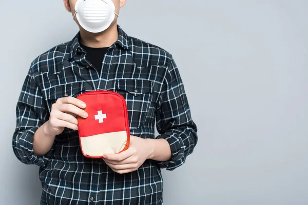 Pandangan Terpotong Manusia Dalam Masker Respirator Menunjukkan Kit Pertolongan Pertama — Stok Foto
