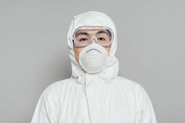 Asiático Epidemiólogo Hazmat Traje Respirador Máscara Mirando Cámara Gris Fondo — Foto de Stock