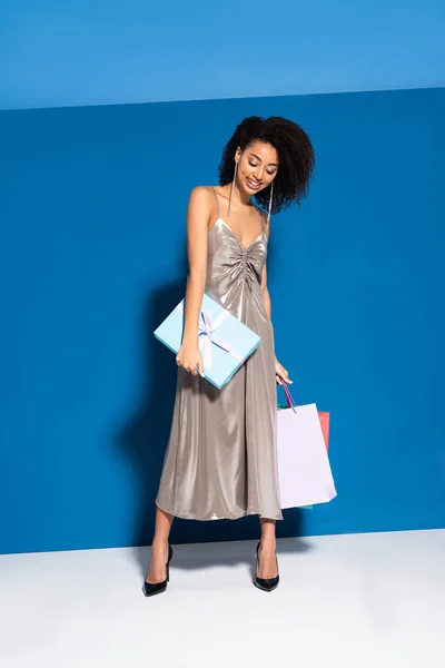 Sonriente Hermosa Mujer Afroamericana Vestido Plata Celebración Regalo Compras Sobre — Foto de Stock