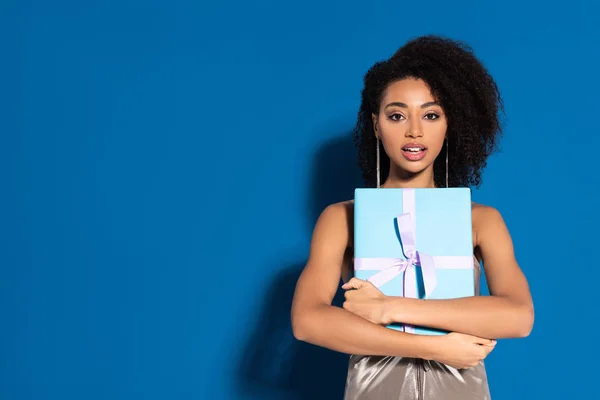 Excitado Hermosa Mujer Afroamericana Vestido Plata Con Boca Abierta Celebración — Foto de Stock