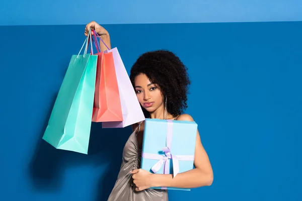 Beautiful African American Woman Silver Dress Holding Gift Box Shopping — Stok fotoğraf