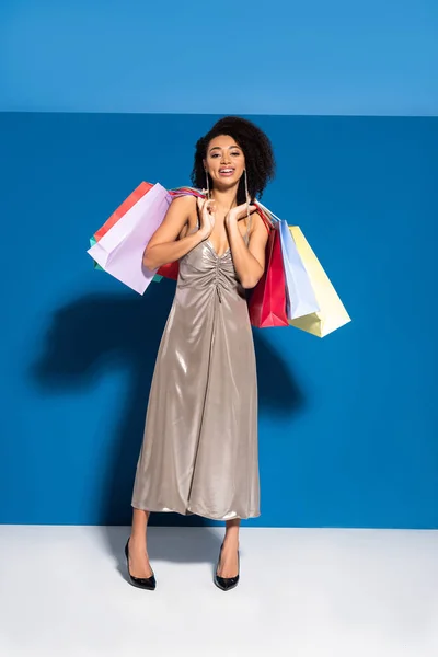 Smiling Elegant African American Woman Silver Dress Holding Shopping Bags — Stock Photo, Image