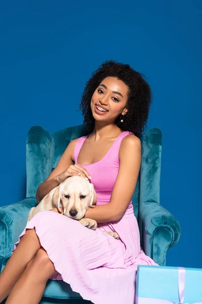 Smiling African American Woman Sitting Velour Armchair Golden Retriever Puppy — 图库照片