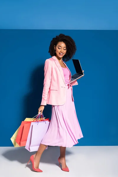 Glimlachende Elegante Afrikaanse Amerikaanse Zakenvrouw Met Boodschappentassen Met Laptop Blauwe — Stockfoto