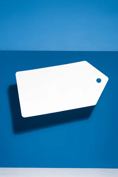 Weiß Großes Unbeschriebenes Preisschild Auf Blauem Hintergrund — Stockfoto