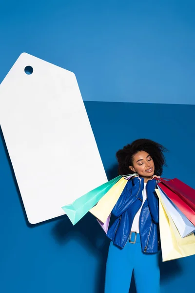 Mujer Afroamericana Feliz Con Bolsas Compras Cerca Etiqueta Precio Blanco — Foto de Stock
