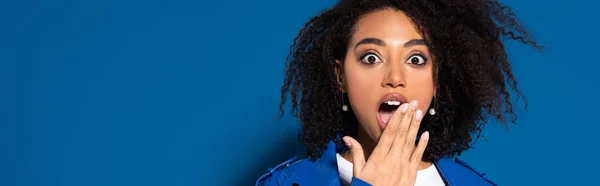 Chocado Afro Americano Mulher Cobiçando Boca Com Mão Fundo Azul — Fotografia de Stock