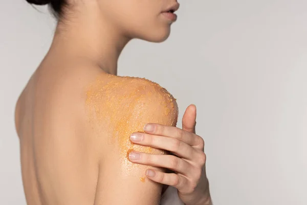 Visão Parcial Mulher Aplicando Esfoliação Sal Ombro Isolado Cinza — Fotografia de Stock