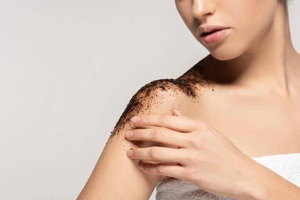 Beskärd Flicka Tillämpa Kaffe Exfoliant Axlarna Isolerad Grå — Stockfoto