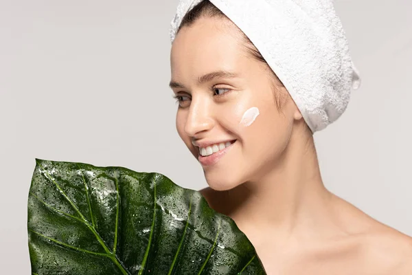 Chica Alegre Con Crema Cosmética Cara Toalla Cabeza Posando Con —  Fotos de Stock